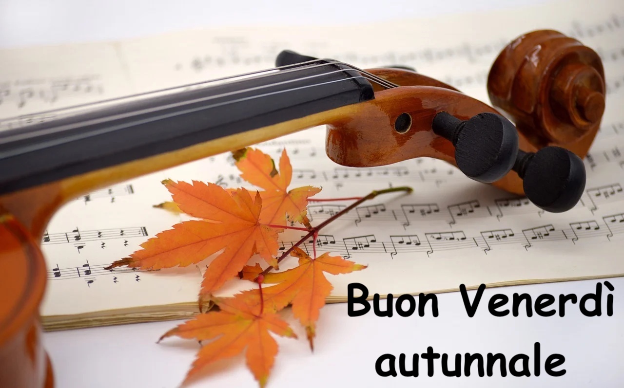  un violino su uno spartito musicale e alcune foglie dell'autunno per un buon venerdi  